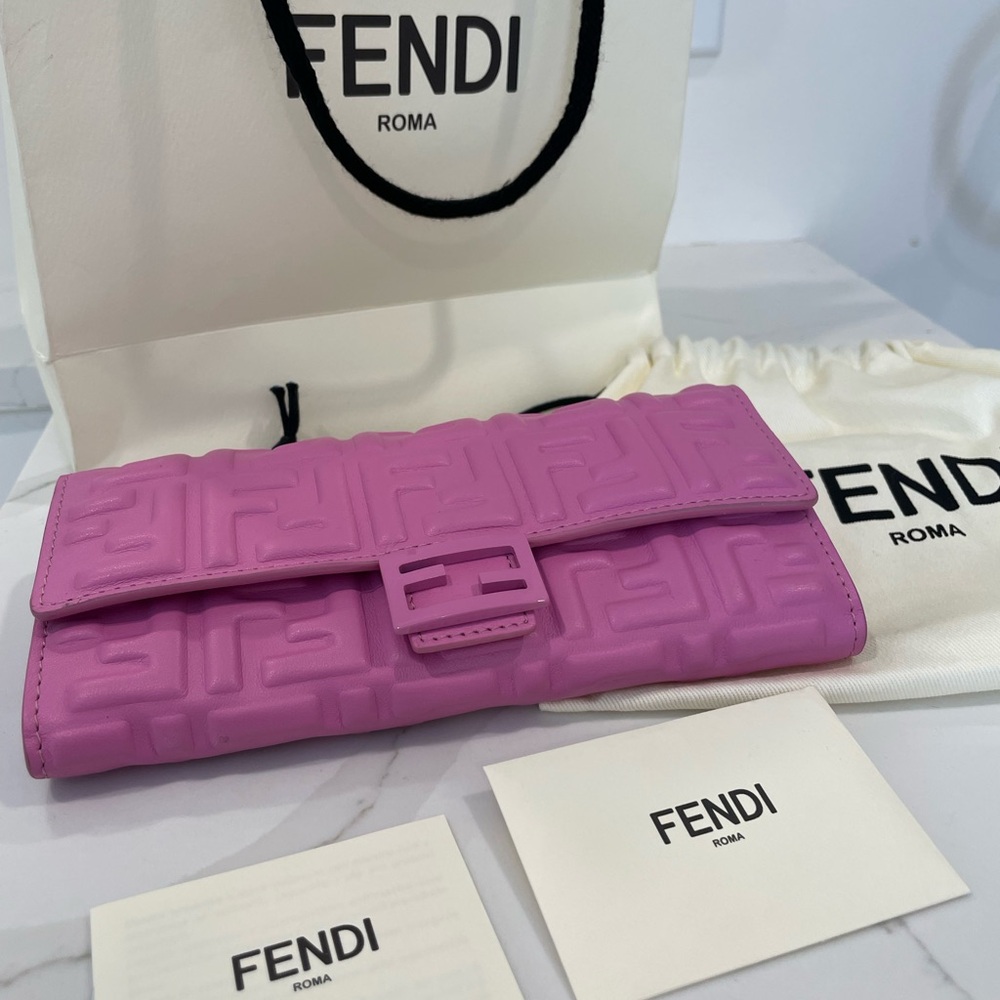 BNIB Fendi Baguette Wallet on Chain - Picture 2 of 4